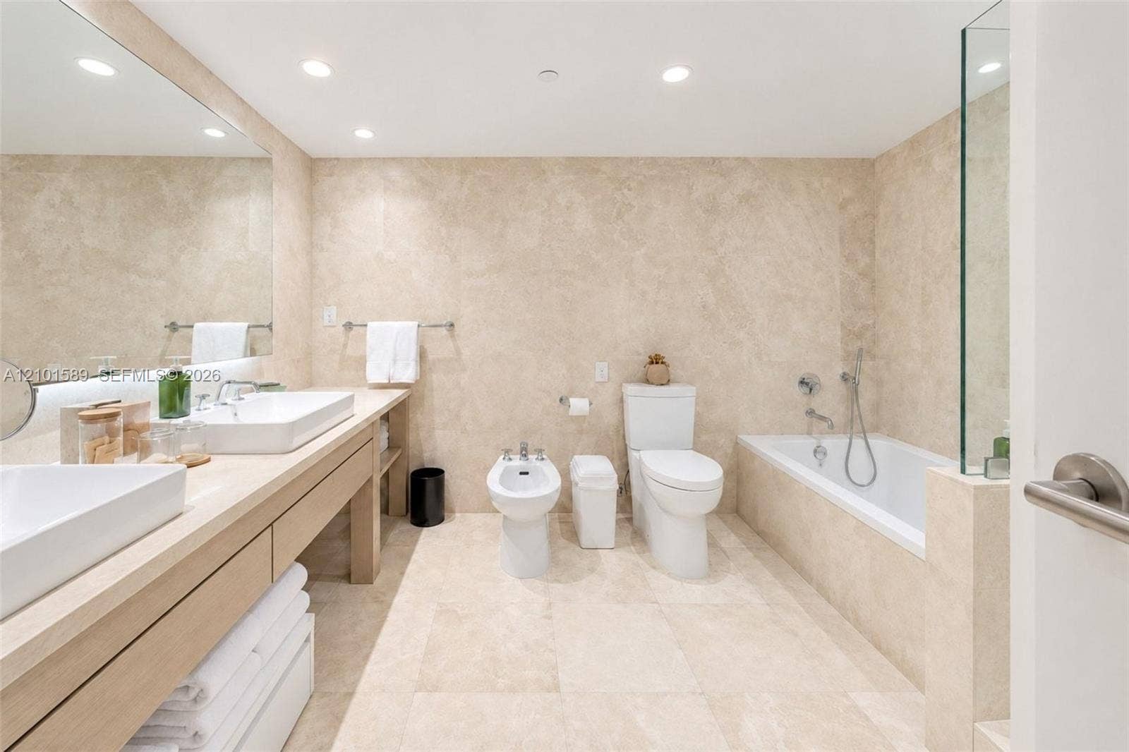 102 N 24th Street, #1244, Miami Beach, FL 33139 Dual Sinks and extended counter