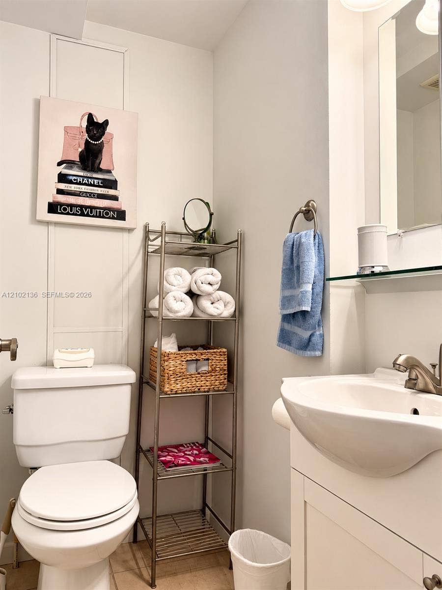 121 Eleuthera Drive, Dania Beach, FL 33004 Guest bathroom