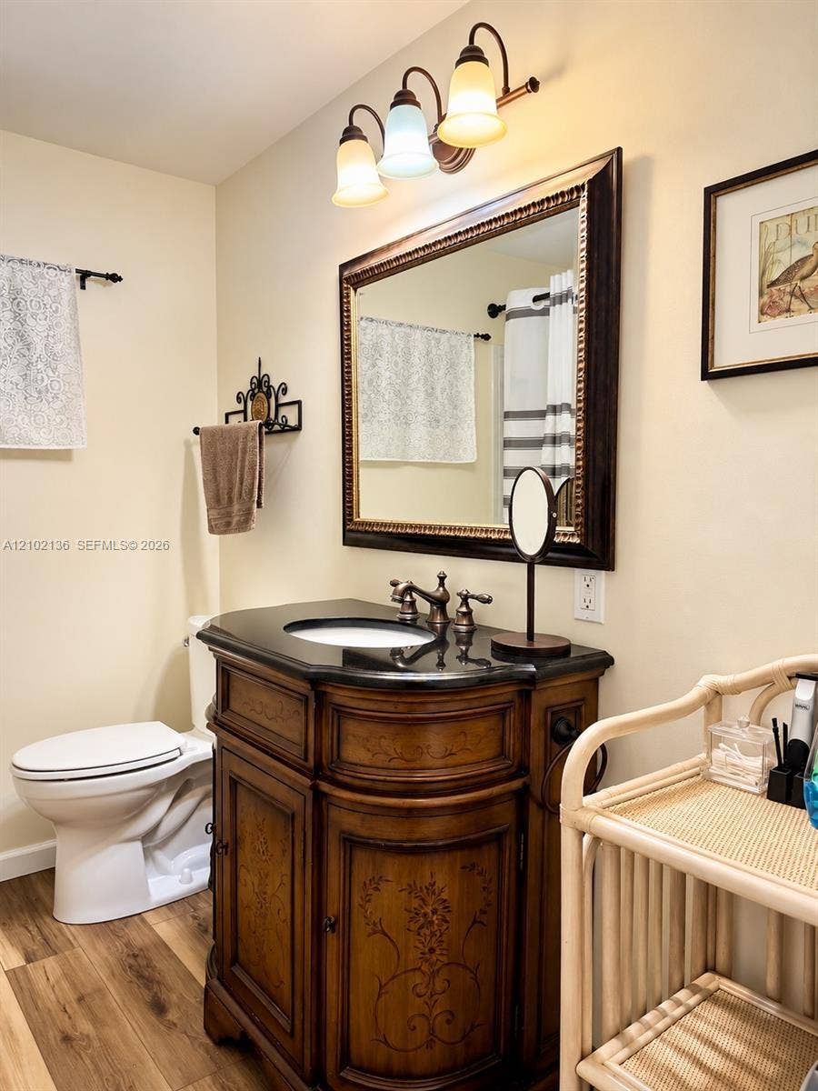 121 Eleuthera Drive, Dania Beach, FL 33004 Master / Guest bathroom