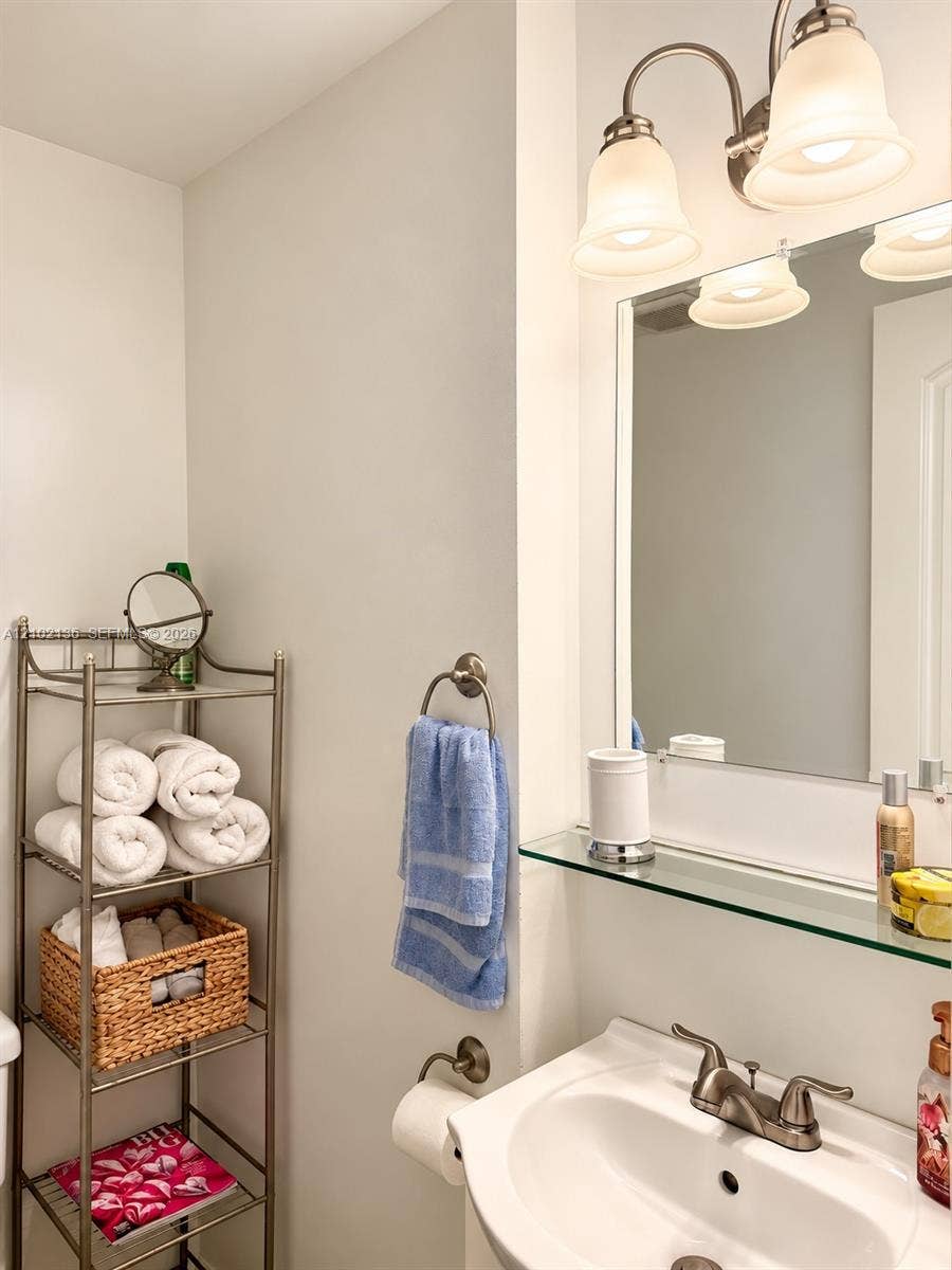 121 Eleuthera Drive, Dania Beach, FL 33004 Guest bathroom