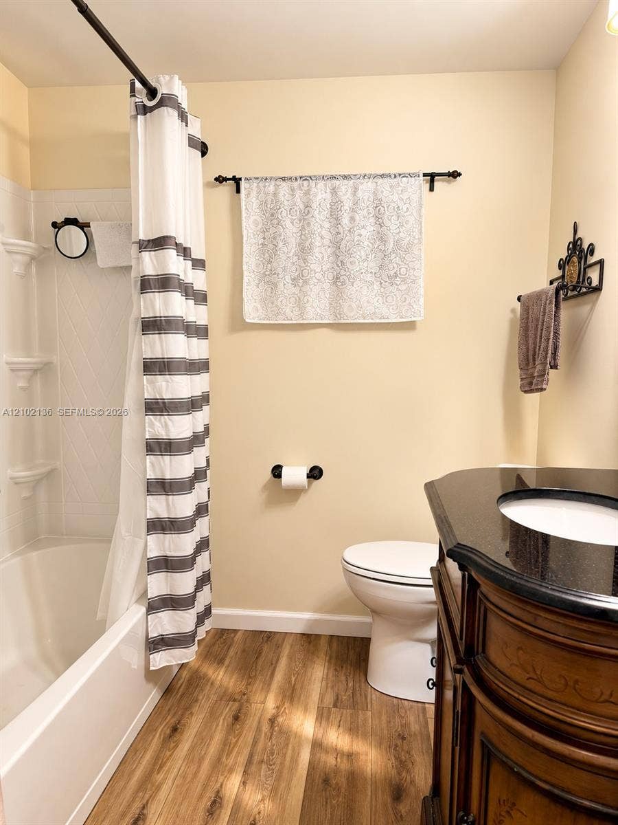 121 Eleuthera Drive, Dania Beach, FL 33004 Master / Guest bathroom