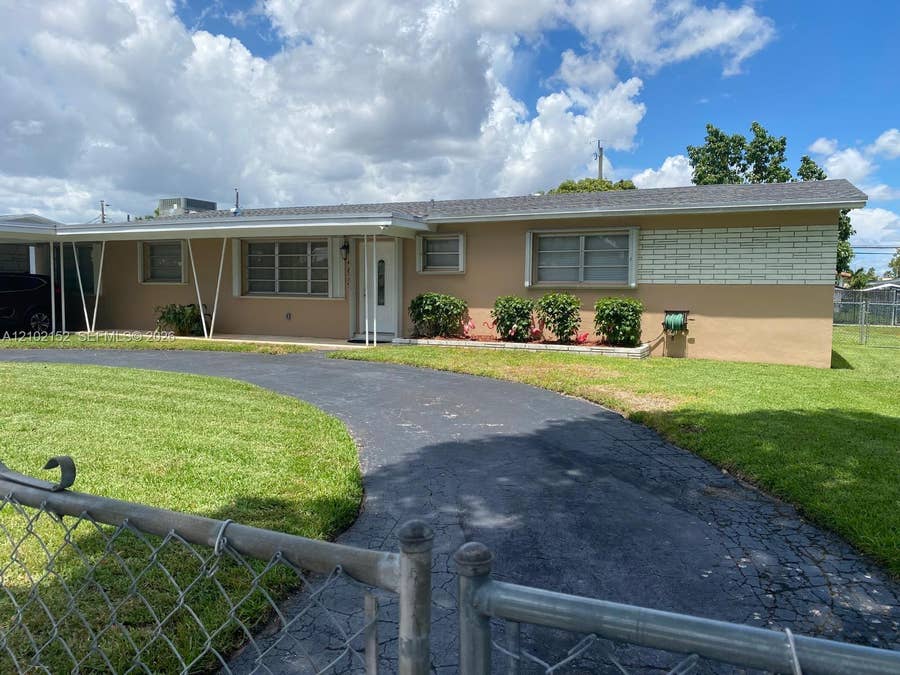 Property photo for 467 W 43rd Place, Hialeah, FL