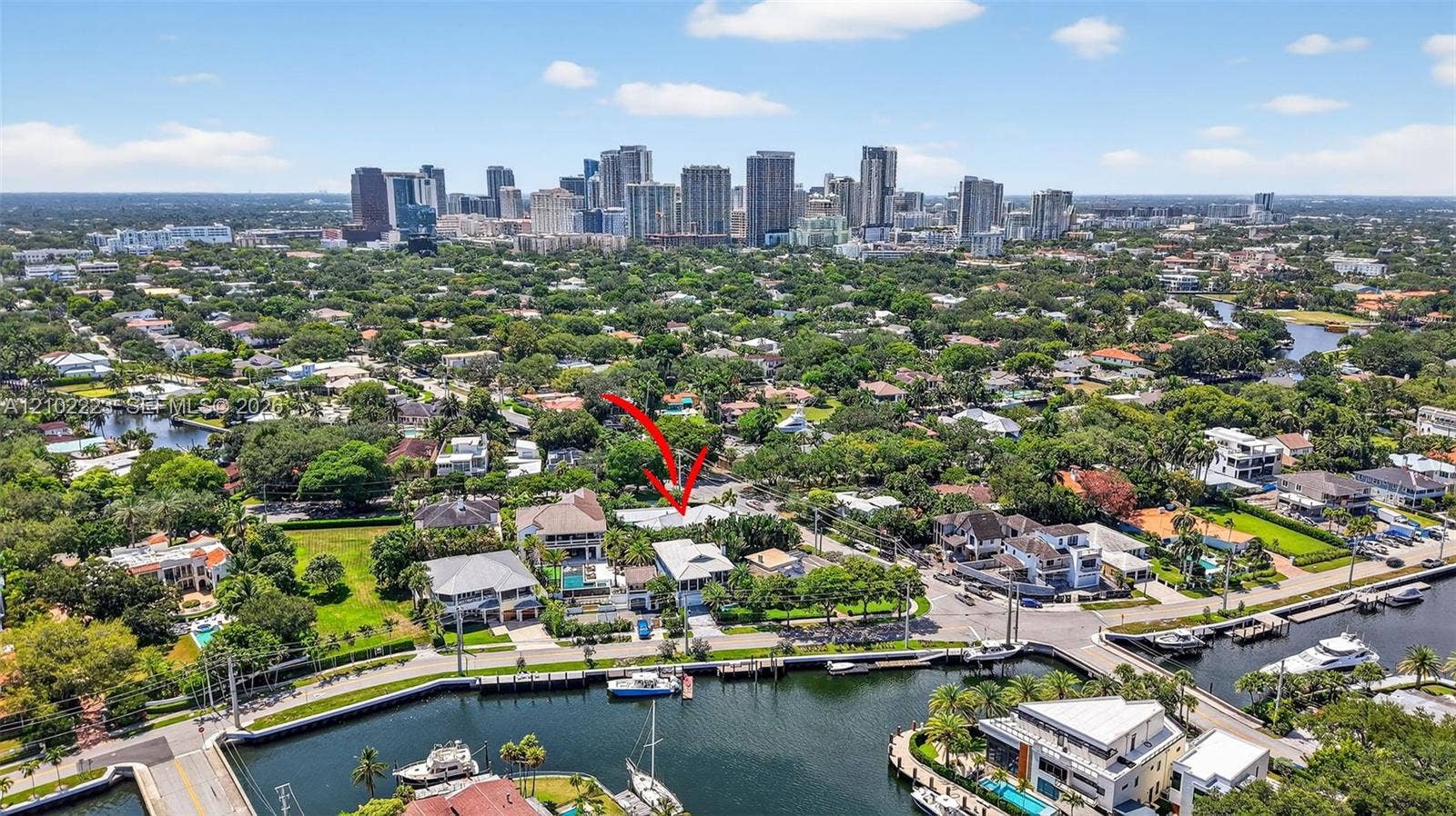 The Best of Fort Lauderdale is practically at your doorstep enjoy exceptional proximity to Intercoastal waterways 17th St Causeway beautiful beaches and the vibrant las Olas Boulevard known for outstanding dining, boutiques and entertainment downtown Fort Lauderdale Dale, Marina Port, Everglades, Fort Lauderdale, Hollywood, International Airport, and major highways are all conveniently accessible. I truly exceptional location connecting you to everything South Florida has to offer.