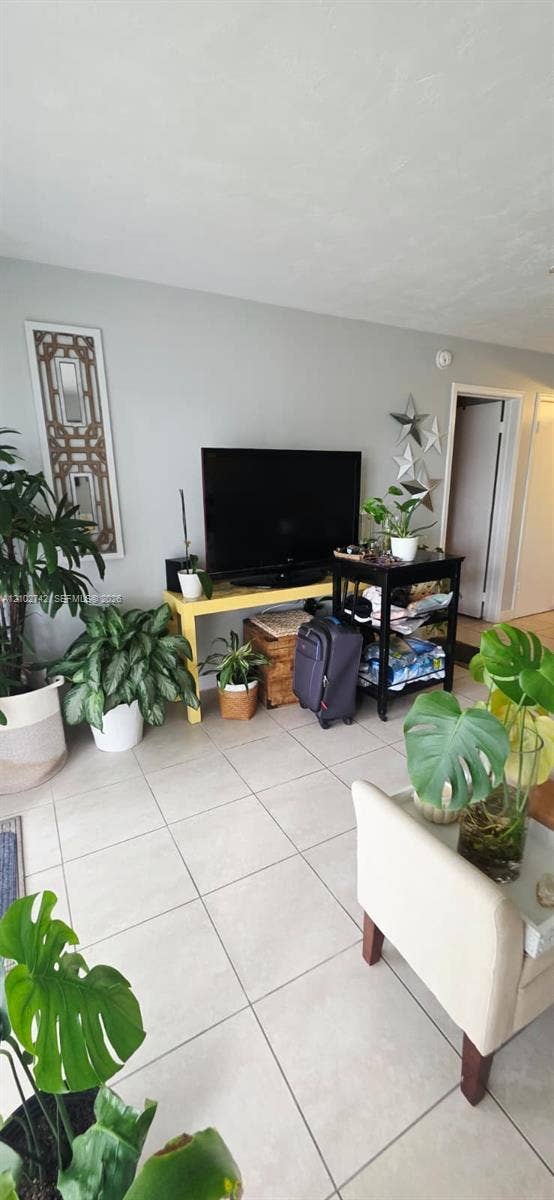 2800 NE 203rd Street, #8, Aventura, FL 33180 Neutral wall-to-wall ceramic tile flooring