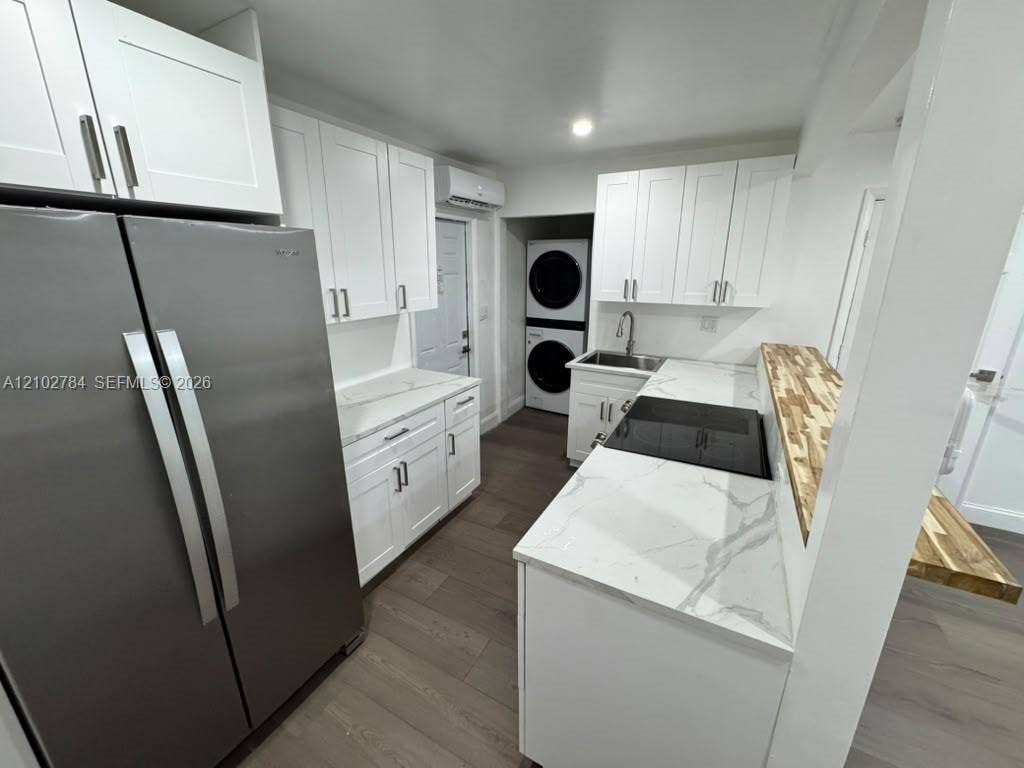 565 NE 32nd Street, Oakland Park, FL 33334 Photo 2