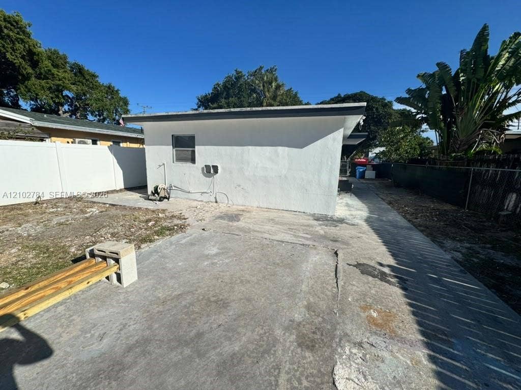 565 NE 32nd Street, Oakland Park, FL 33334 Photo 15