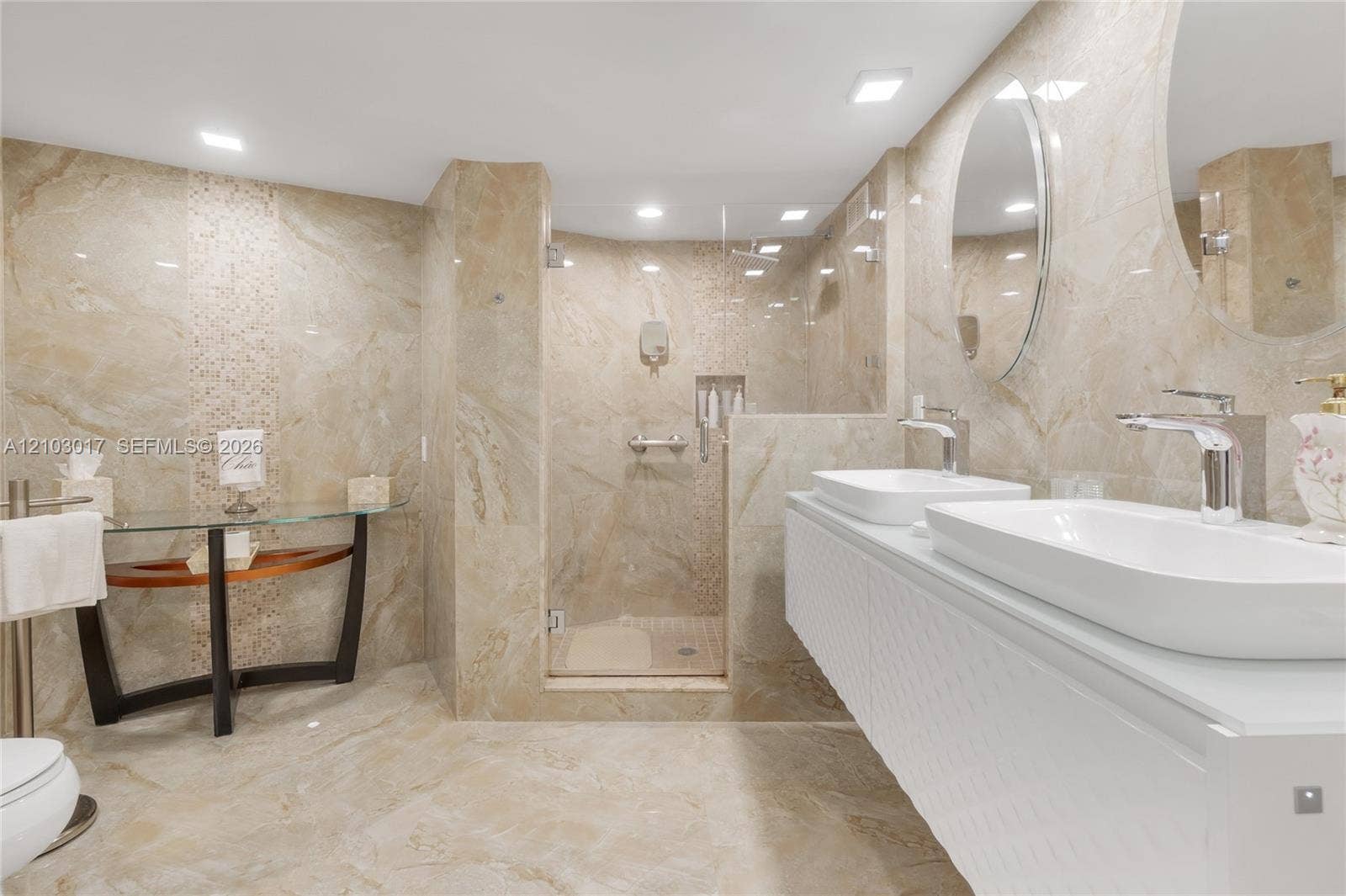 Primary Bathroom / Bao principal
