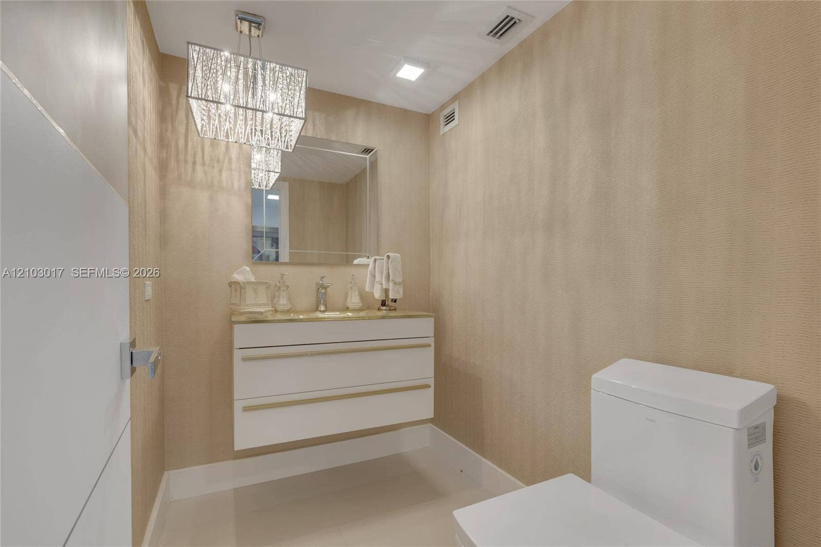 Half Bathroom / Medio bao
