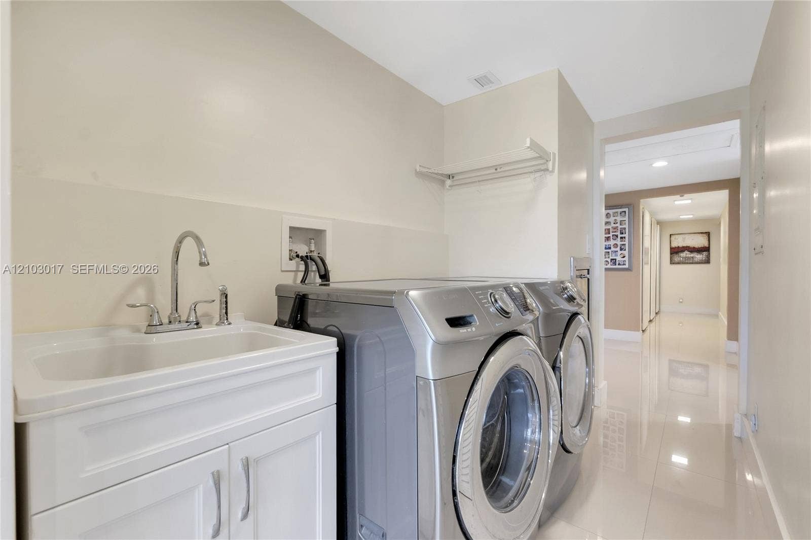 Laundry Room / Lavandera