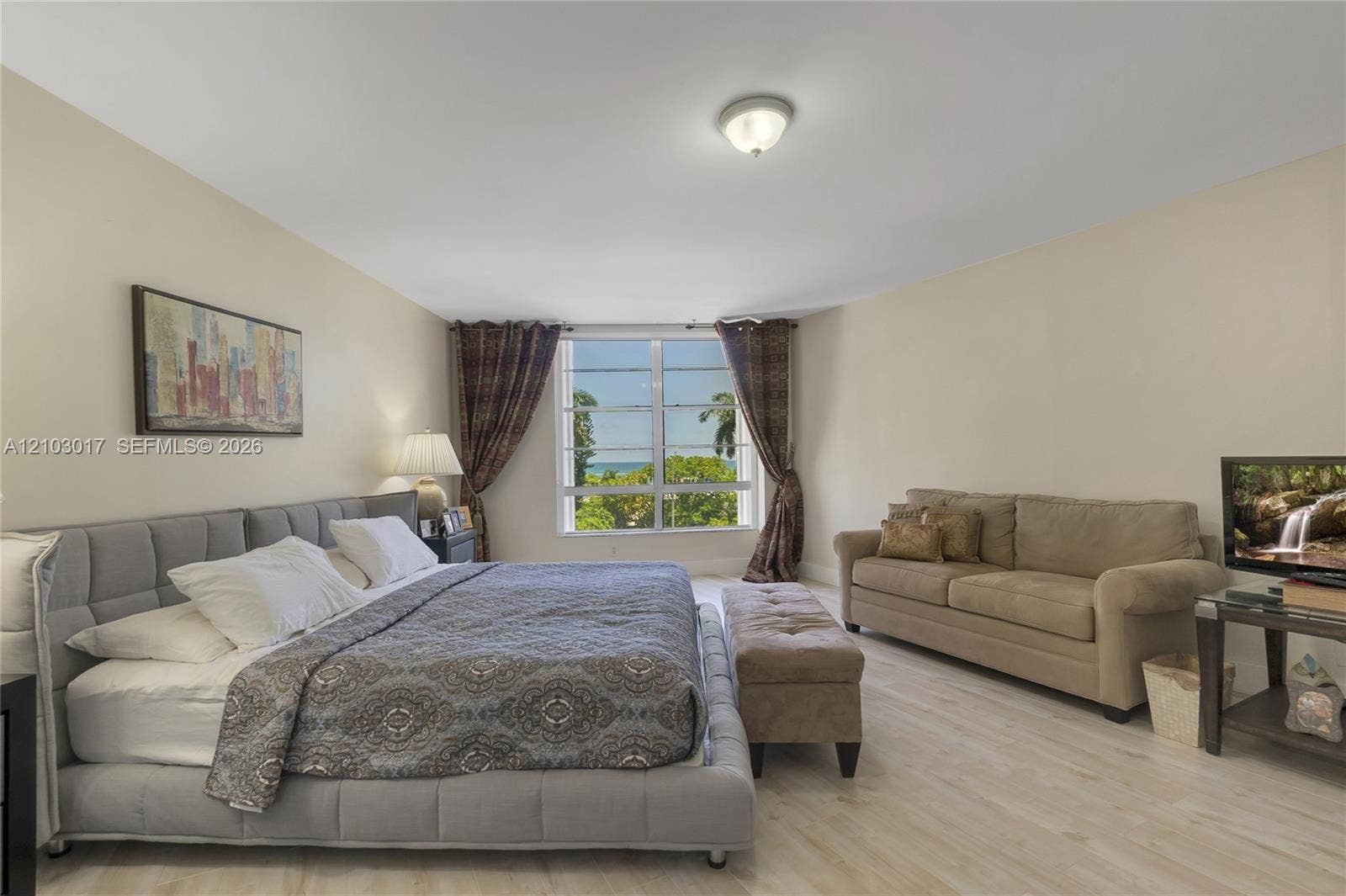 Primary Bedroom / Dormitorio principal