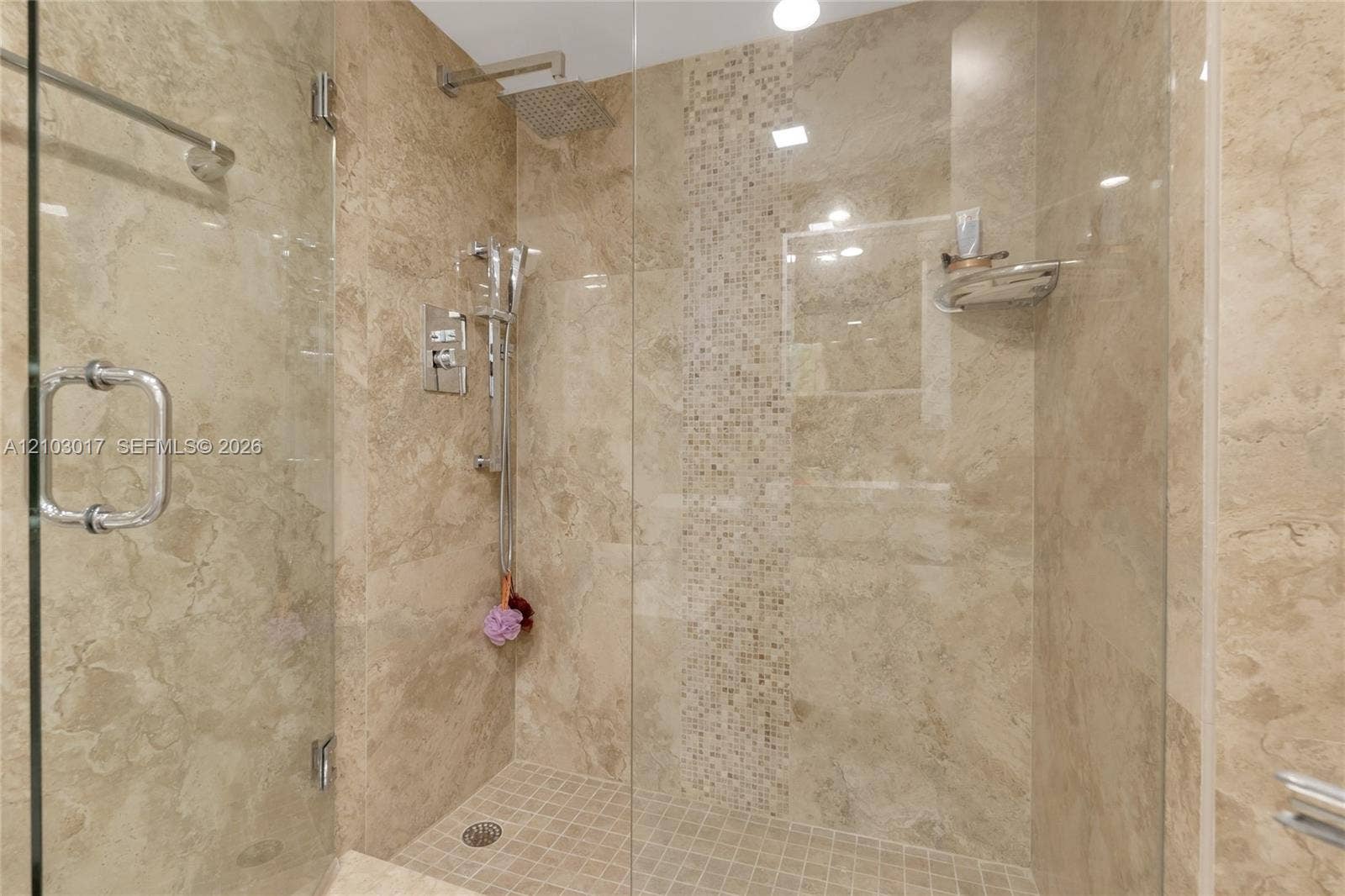 Second Bathroom / Segundo bao