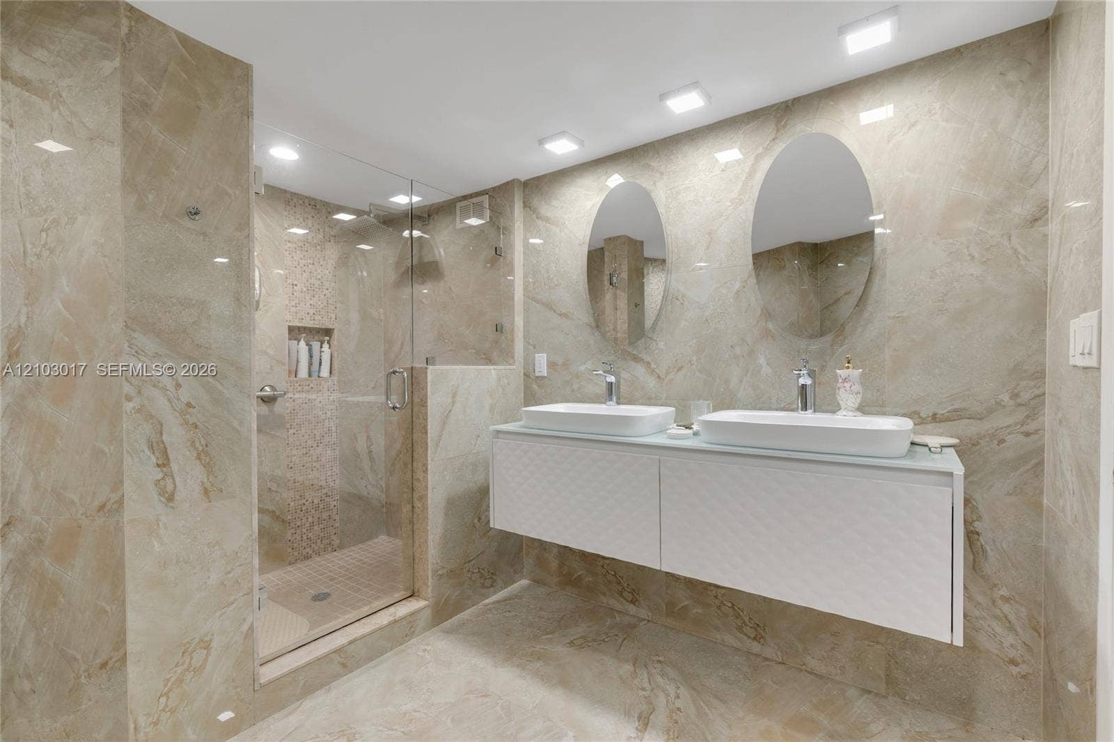 Primary Bathroom / Bao principal