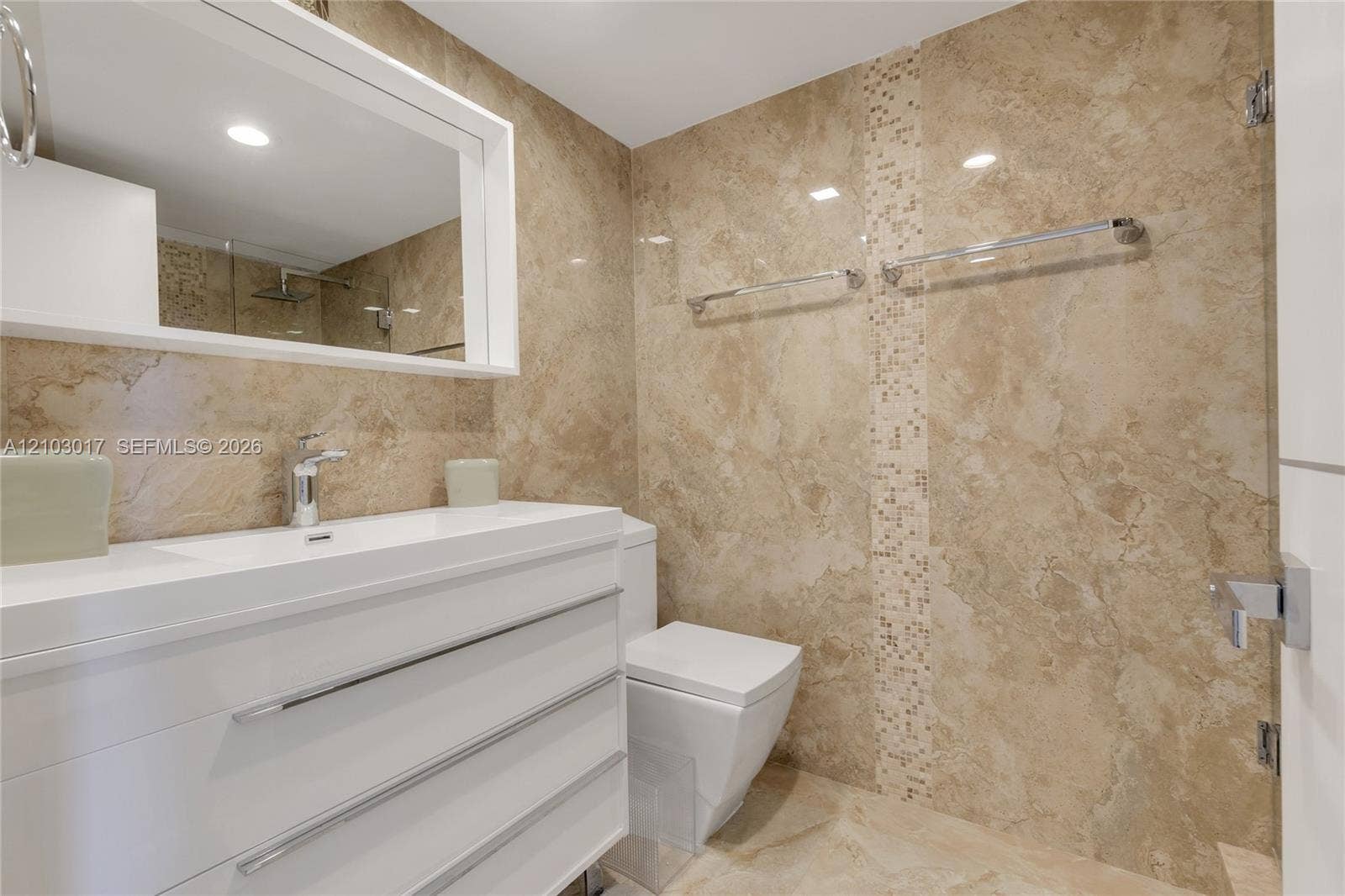 Second Bathroom / Segundo bao