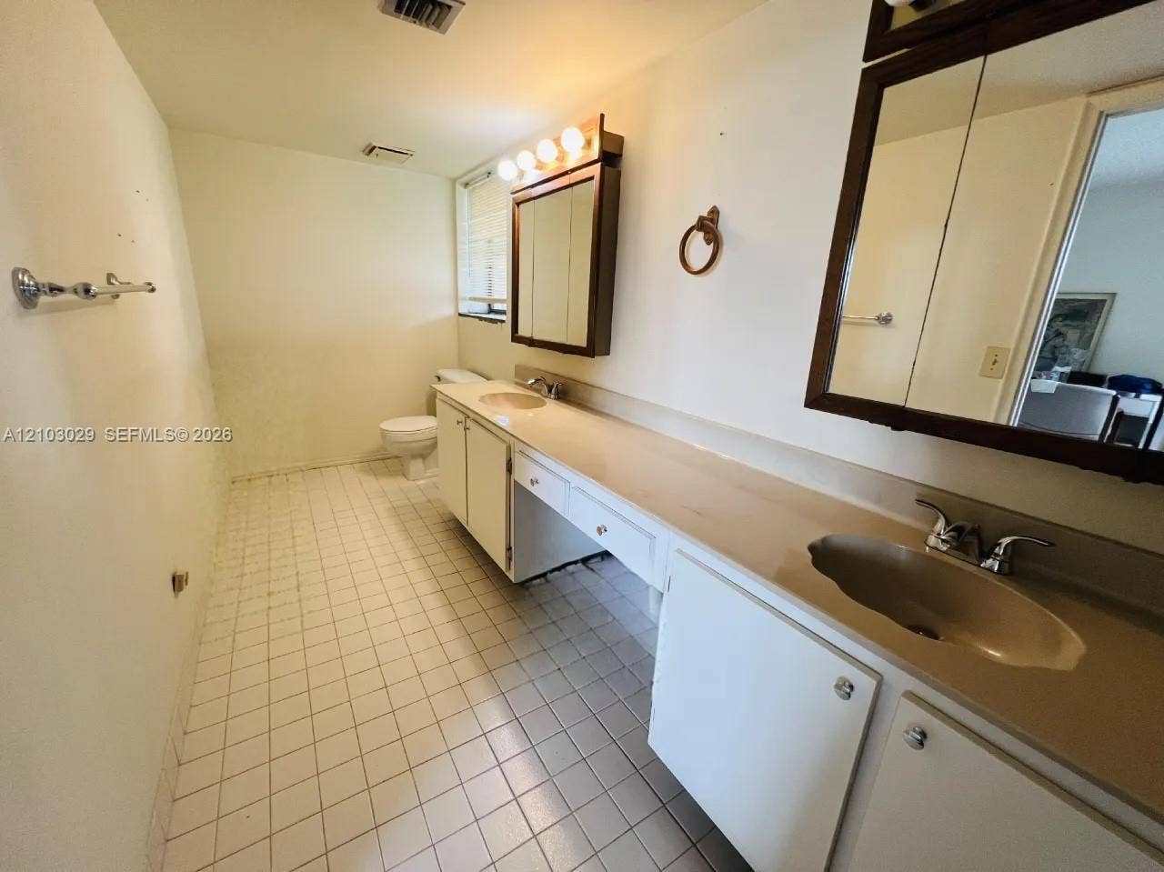 20860 San Simeon Way, #205-6, Miami, FL 33179 Master Bathroom