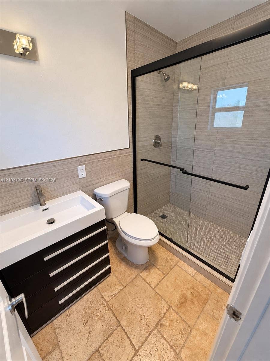 2110 NE 56th Street, #1, Fort Lauderdale, Fort Lauderdale, FL 33308 New Mirror will be installed