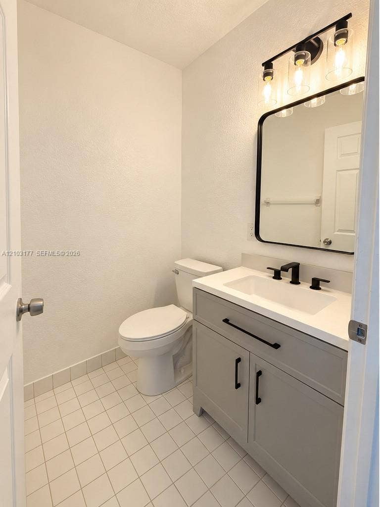 621 S 24th Avenue, Hollywood, FL 33020 Powder Bathroom