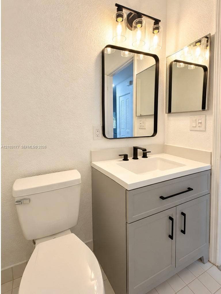 621 S 24th Avenue, Hollywood, FL 33020 Powder Bathroom