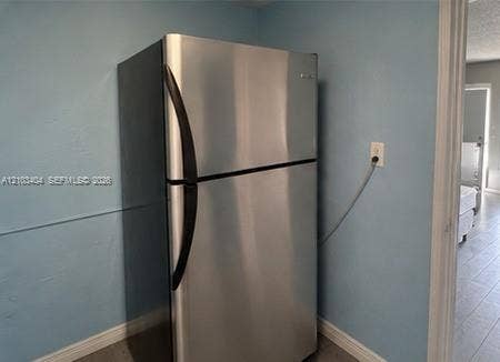 Stainless steel top-freezer refrigerator