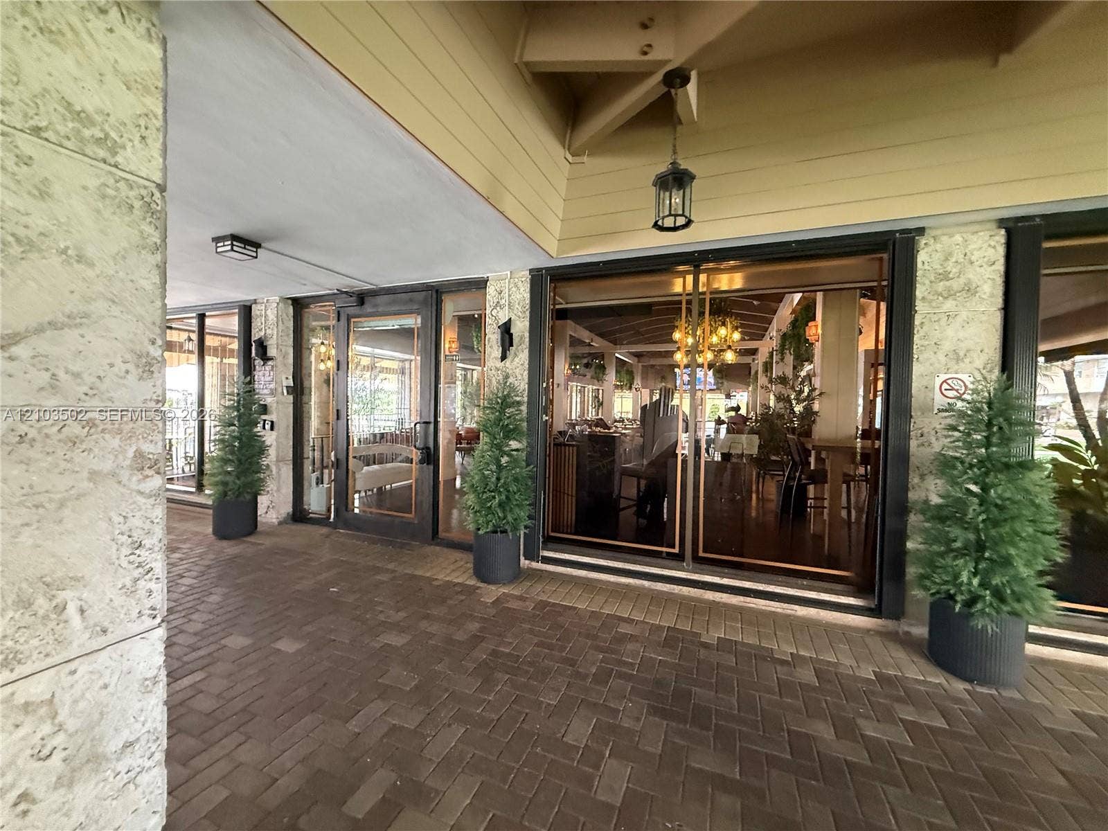 1980 S Ocean Drive, #19A, Hallandale Beach, FL 33009 Onsite Indoor/Outdoor Dining