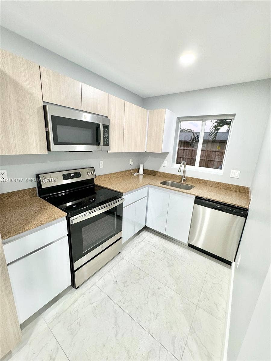 930 NW 2nd Street, Fort Lauderdale, Fort Lauderdale, FL 33311 Photo 7