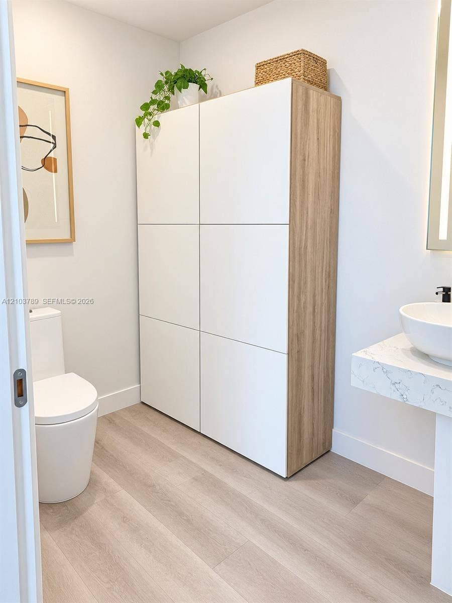 1300 Brickell Bay Drive, #3805, Miami, Miami, FL 33131 Half bath