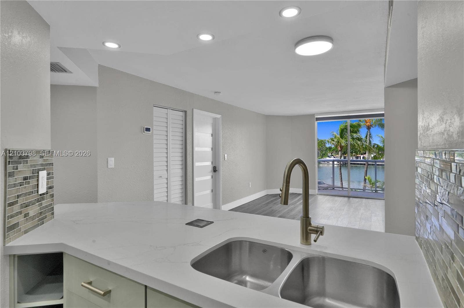 5880 Collins Avenue, #403, Miami Beach, FL 33140 Photo 11