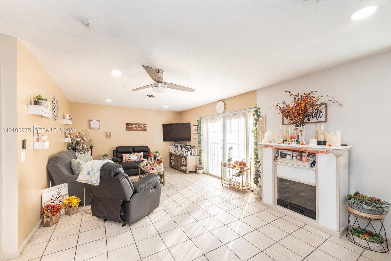 851 Caroline Circle, West Palm Beach, FL 33413 Photo 2