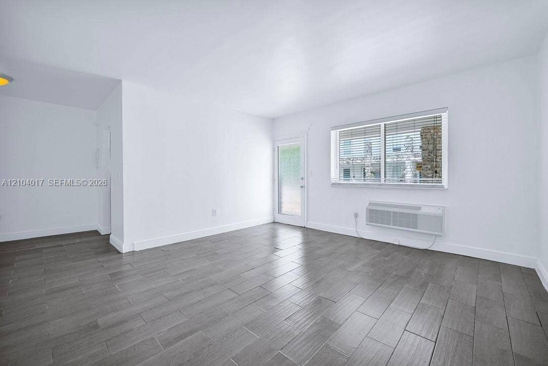320 85th Street, #11, Miami Beach, Miami Beach, FL 33141 LIVING ROOM
