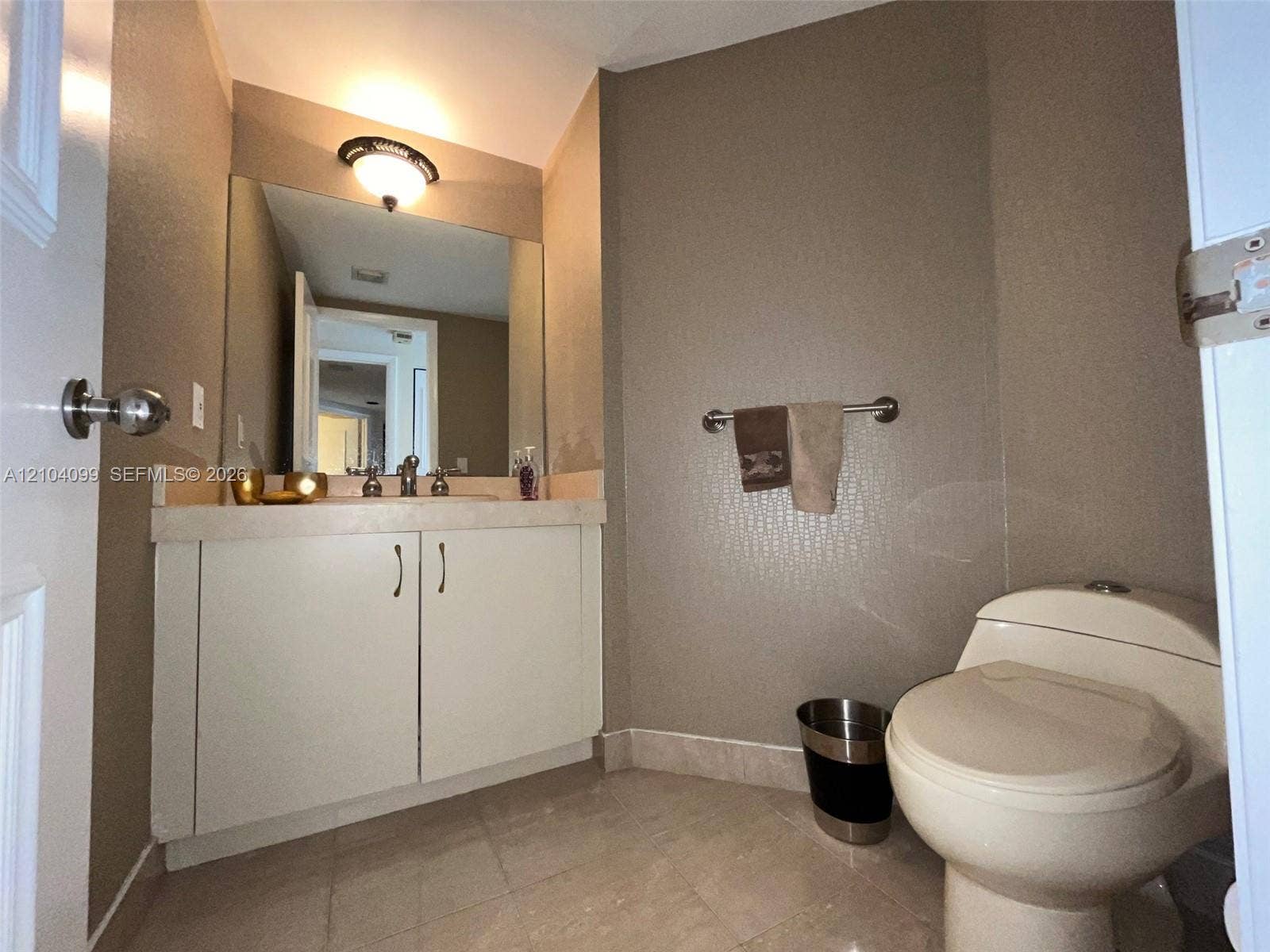 1000 W Island Boulevard, #2707, Aventura, Aventura, FL 33160 powder room