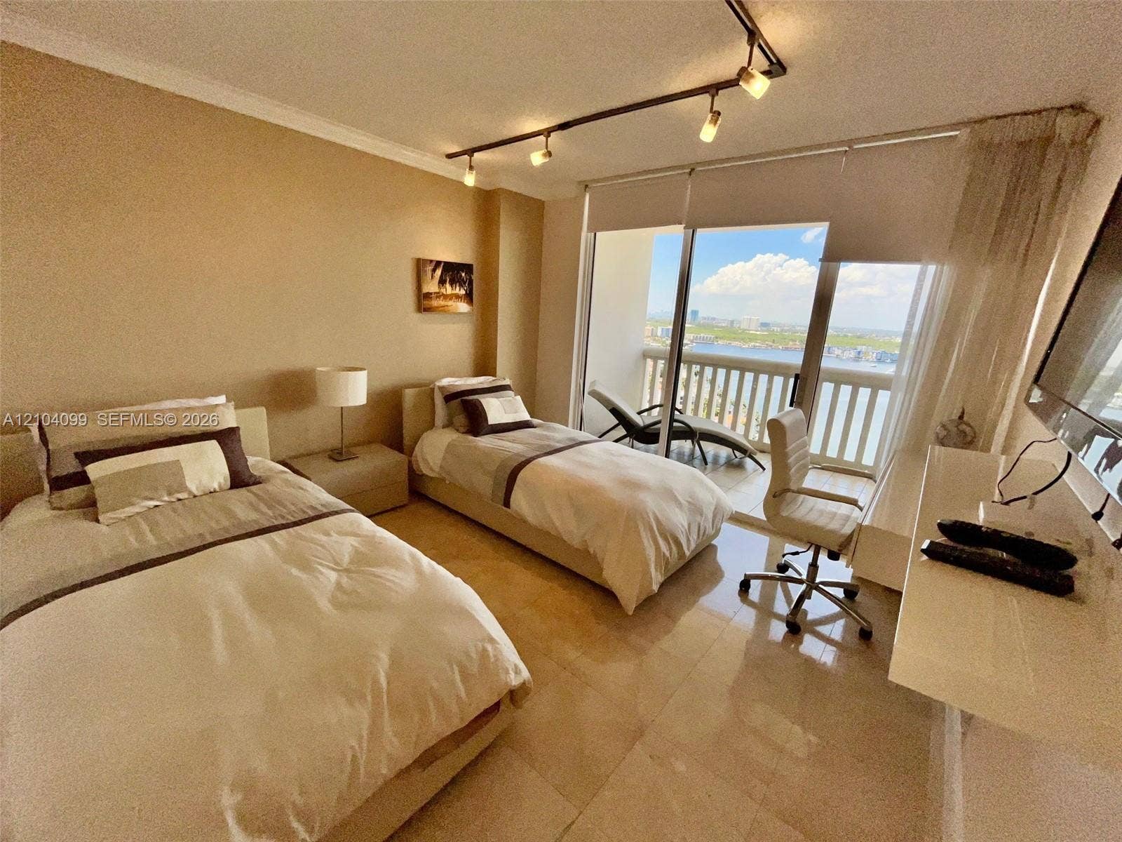 1000 W Island Boulevard, #2707, Aventura, Aventura, FL 33160 Photo 25