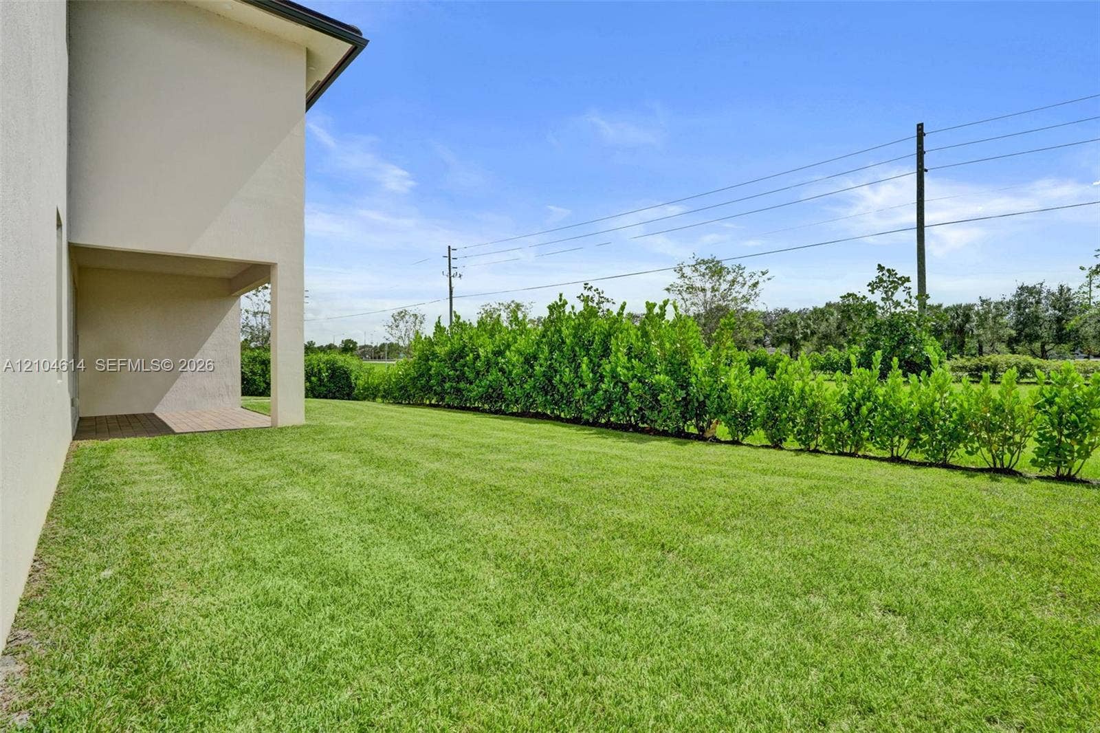 12240 SW 44th Court, Davie, FL 33330 Expansive green lawn with hedges