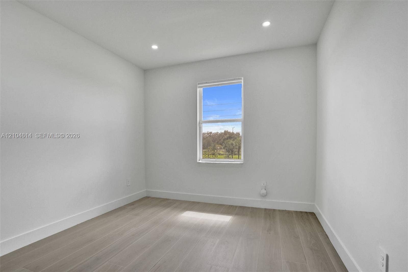 12240 SW 44th Court, Davie, FL 33330 White walls, reces