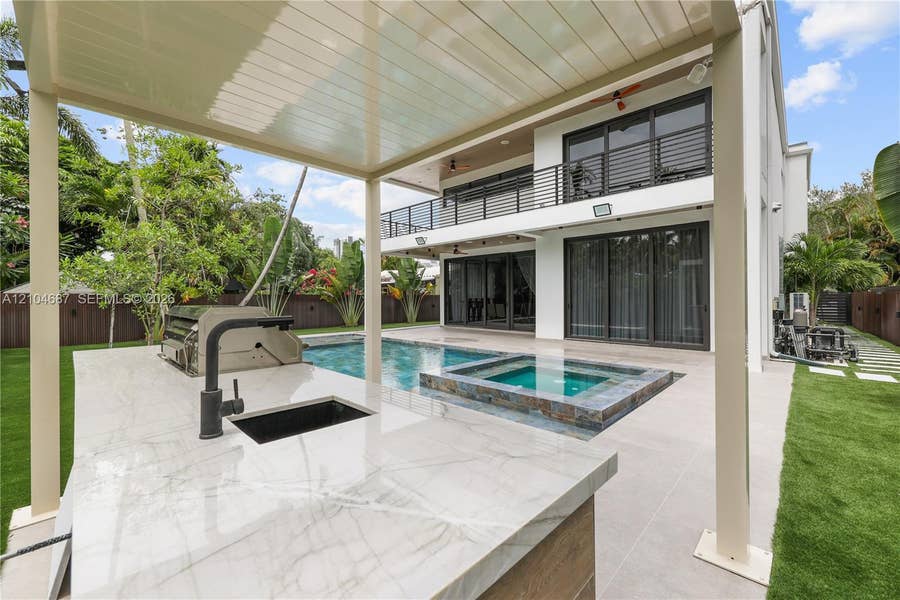 Property photo for 436 NE 10th Avenue, Fort Lauderdale, FL