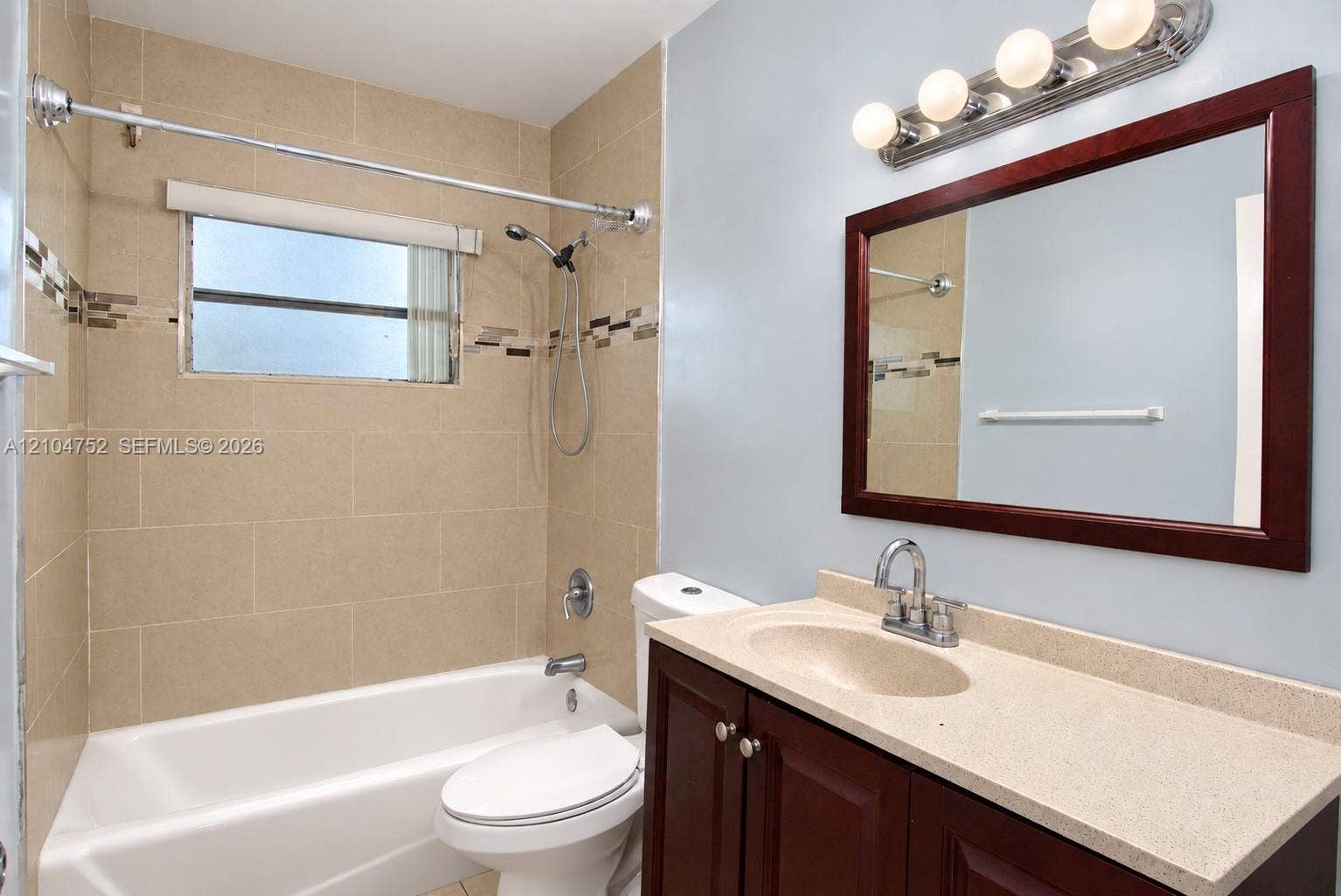 412 S Luna Court, #9, Hollywood, FL 33021 Bathroom with bathtub