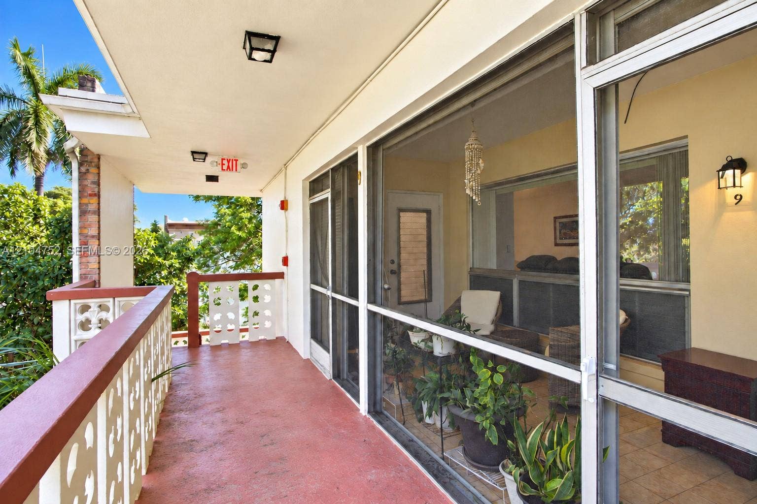 412 S Luna Court, #9, Hollywood, FL 33021 Common walkway