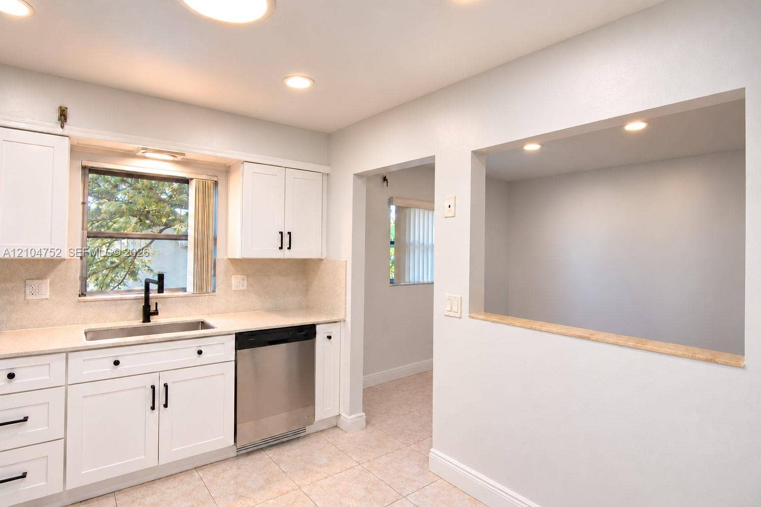 412 S Luna Court, #9, Hollywood, FL 33021 Kitchen and dining area