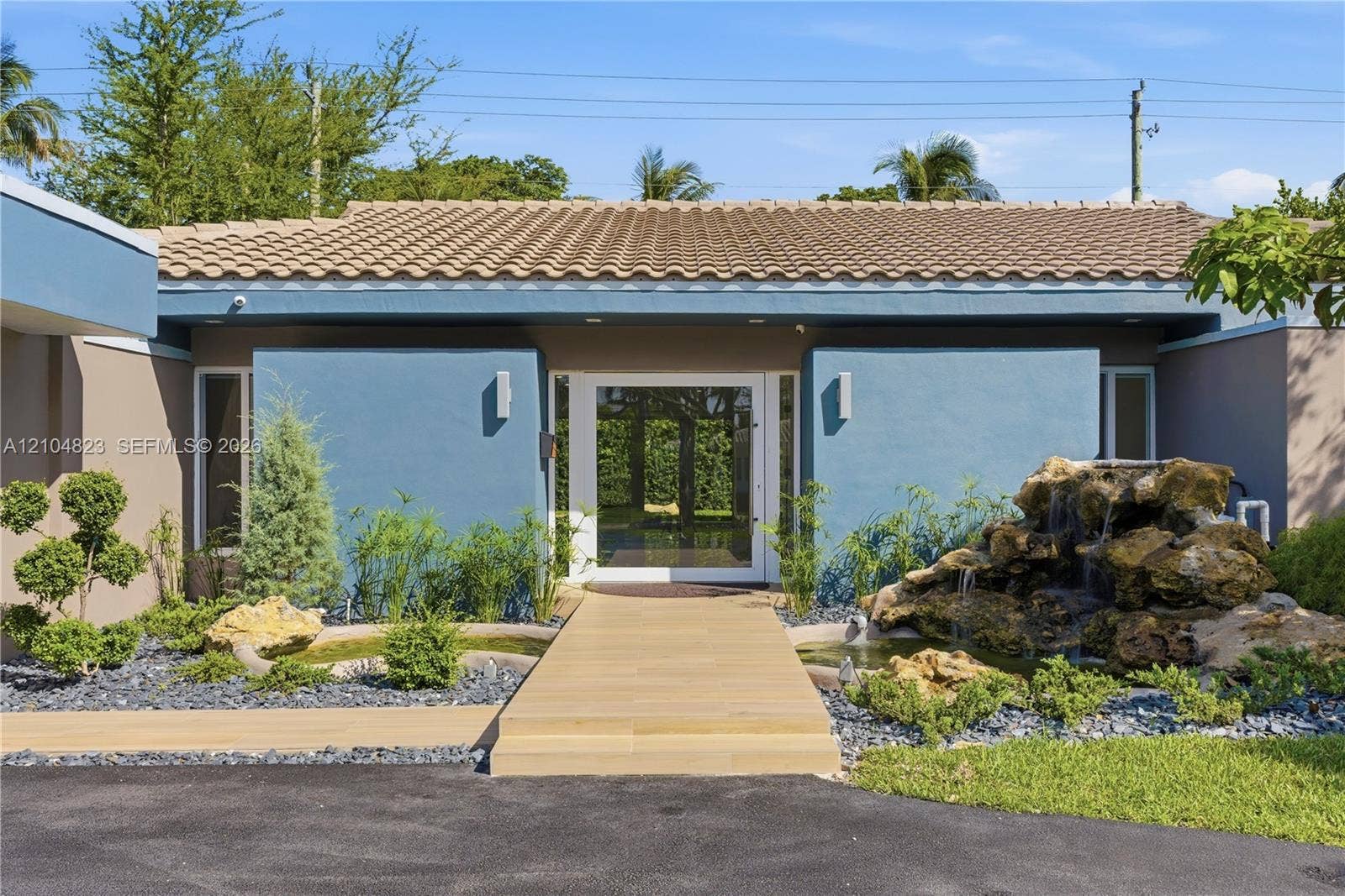 291 E Shore Drive E, Miami, FL 33133 rock wall feature