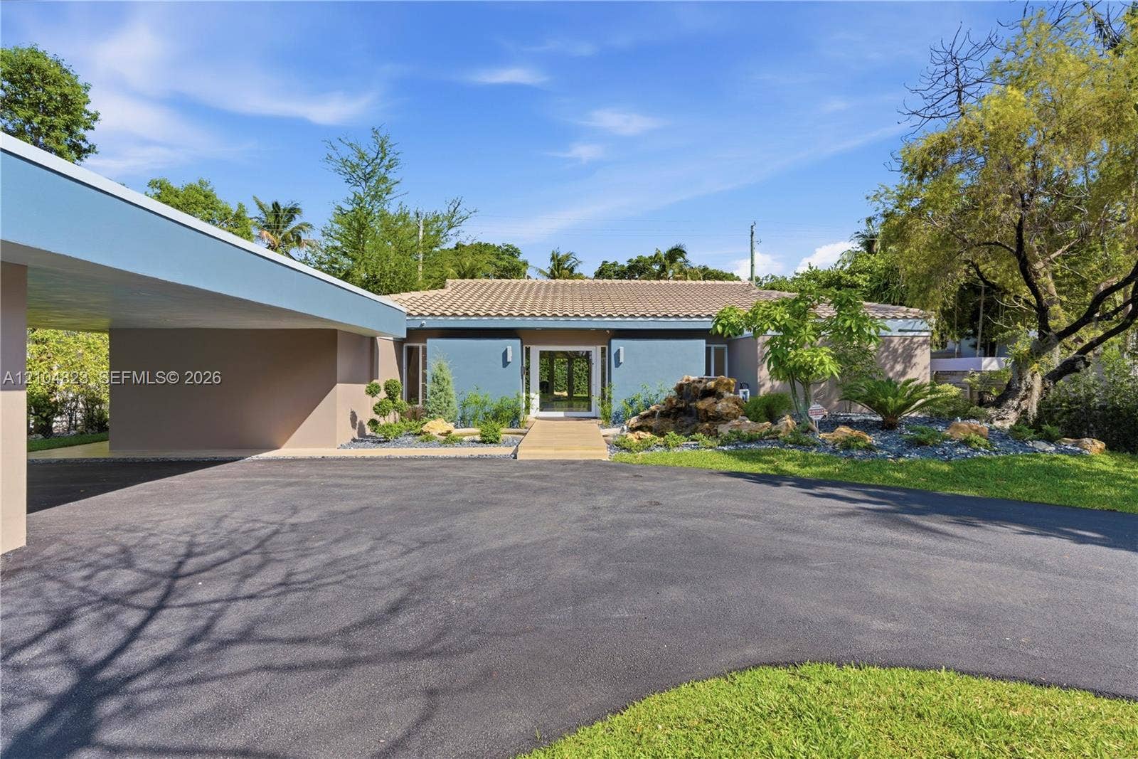 291 E Shore Drive E, Miami, FL 33133 Covered carport, driveway