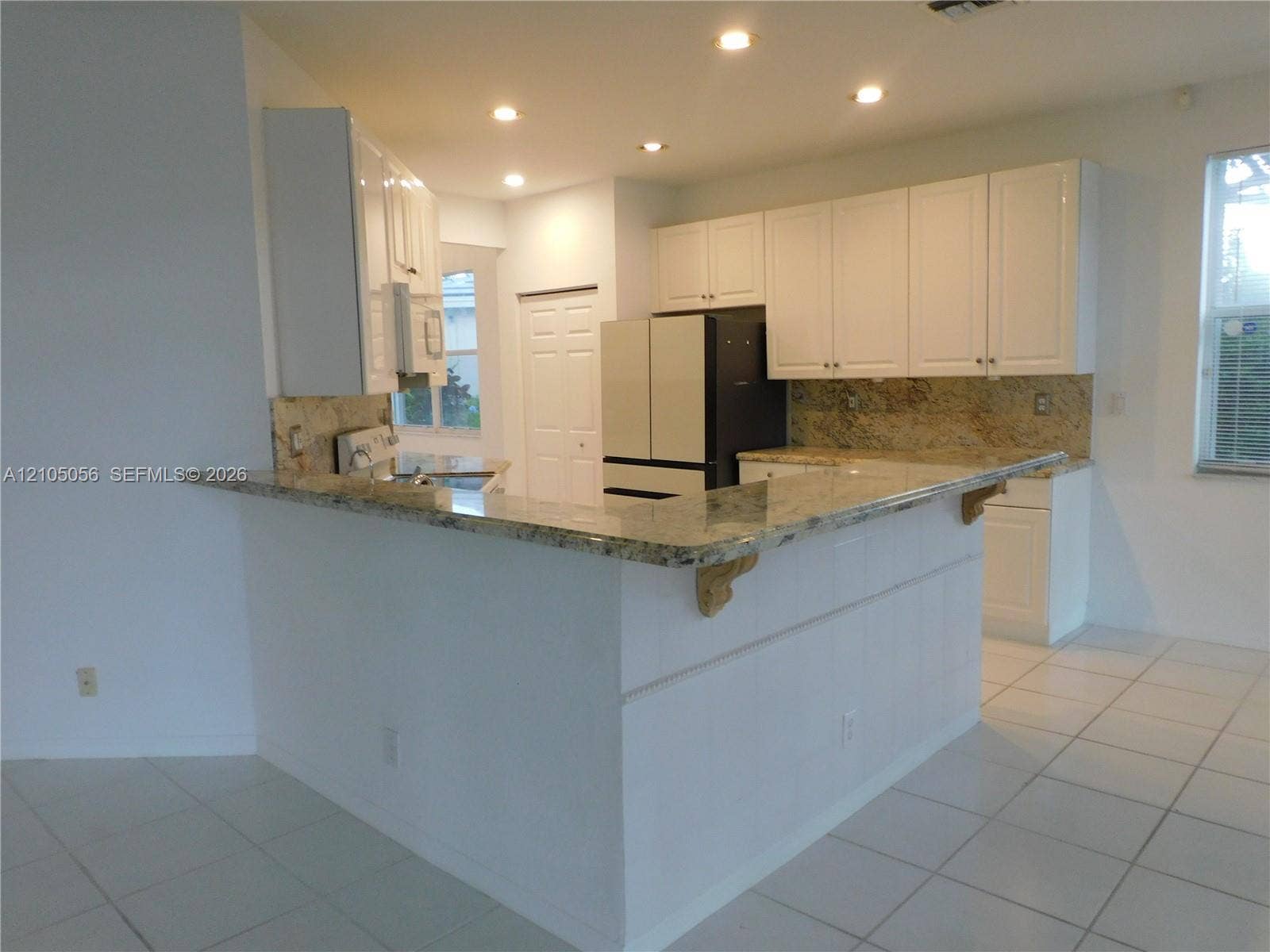 16729 Amber Lake, Weston, FL 33331 Kitchen nicely opens to Family Room and Breakfast nook.