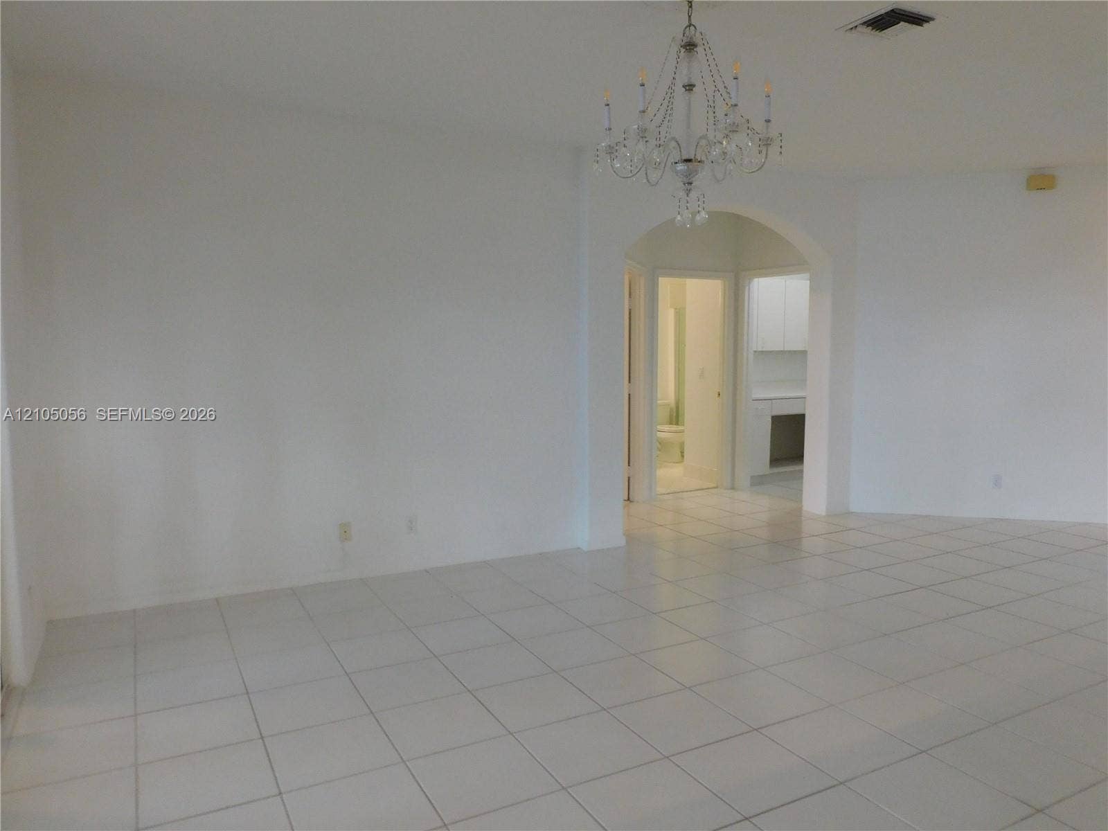 16729 Amber Lake, Weston, FL 33331 Ample space to gather.