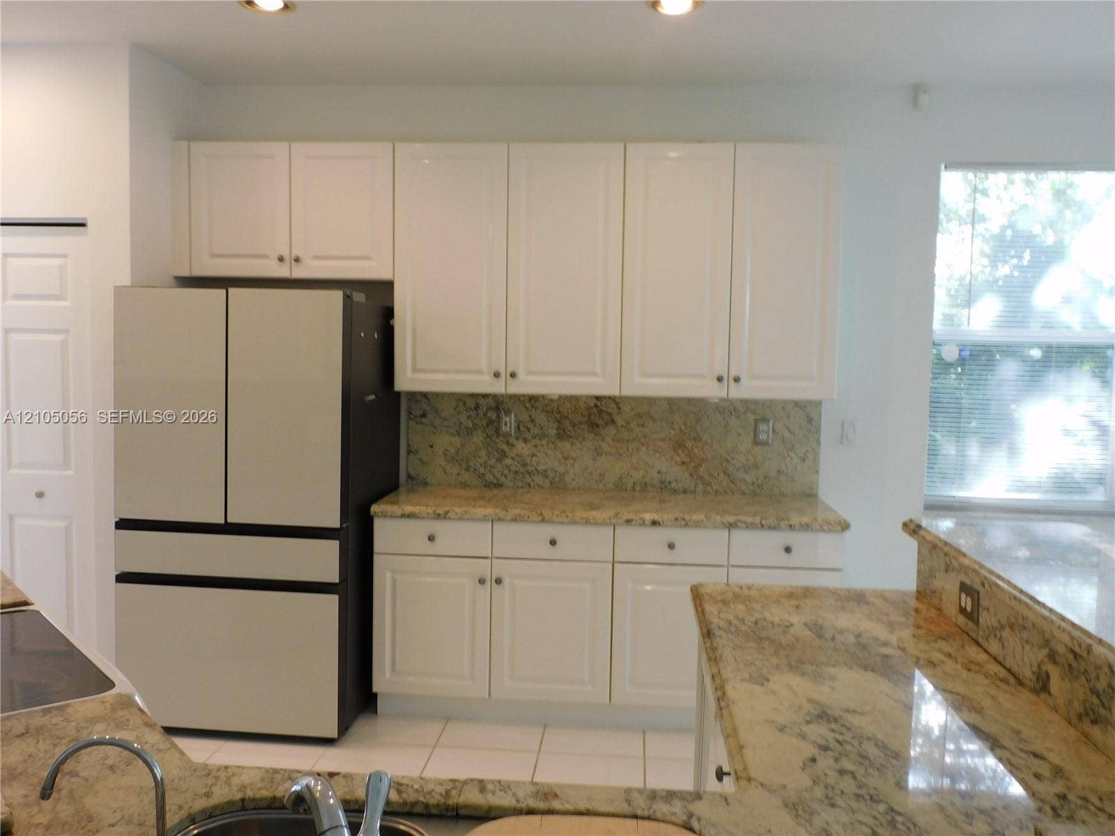 16729 Amber Lake, Weston, FL 33331 Granite countertops and backsplash.