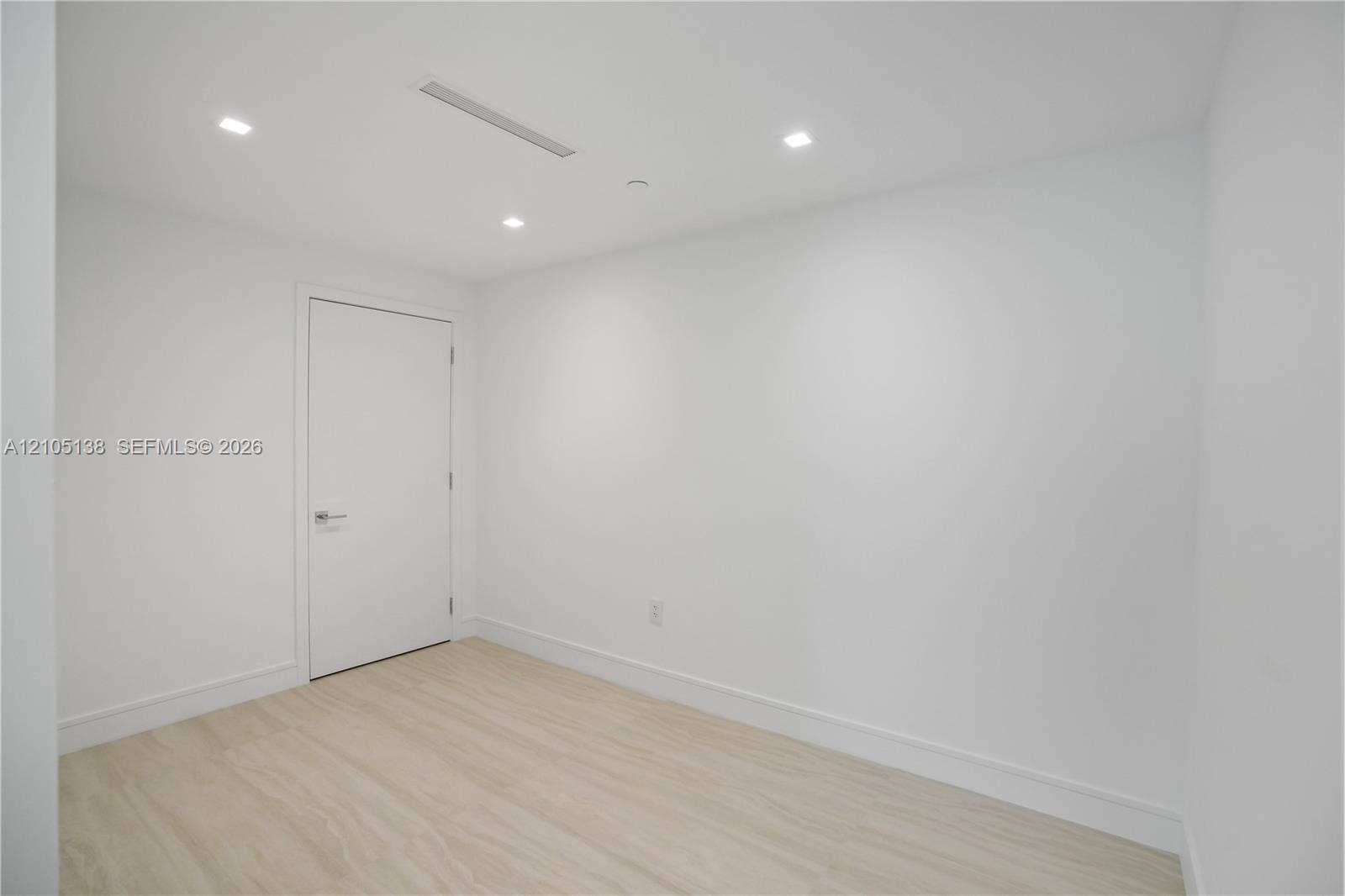 2411 Laguna Circle, #1505, North Miami, FL 33181 Photo 5
