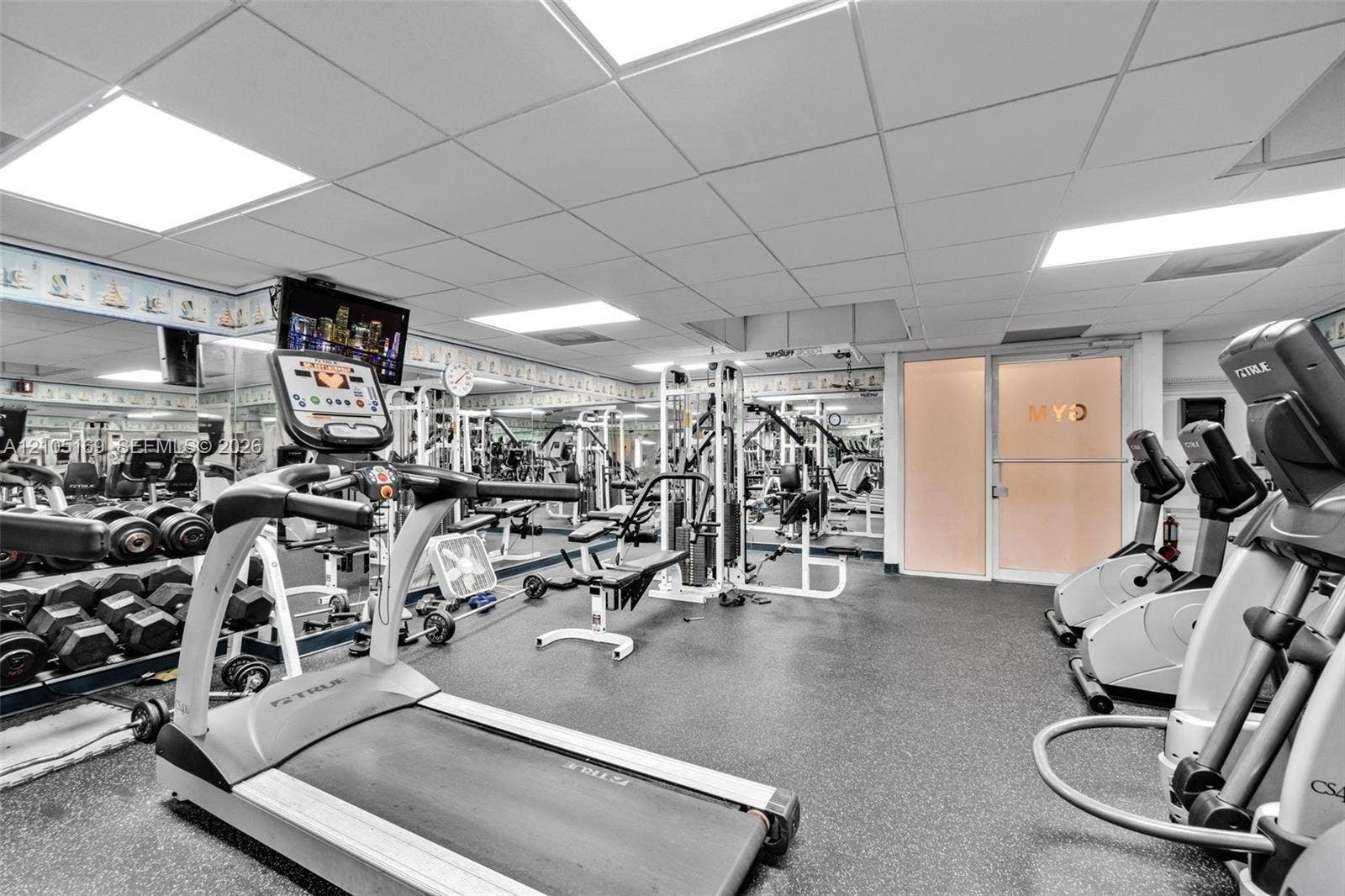 2899 Collins Avenue, #521, Miami Beach, FL 33140 Dedicated fitness facility featuring rubber flooring, mirrored walls, and recessed lighting