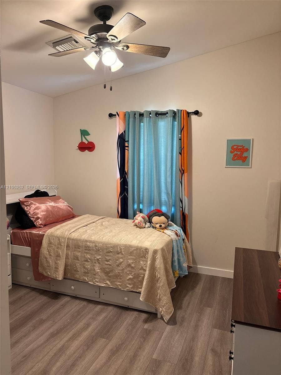 700 NW 17th Terrace, Pompano Beach, FL 33069 Wood-finish flooring with a neutral paint palette and crown molding
