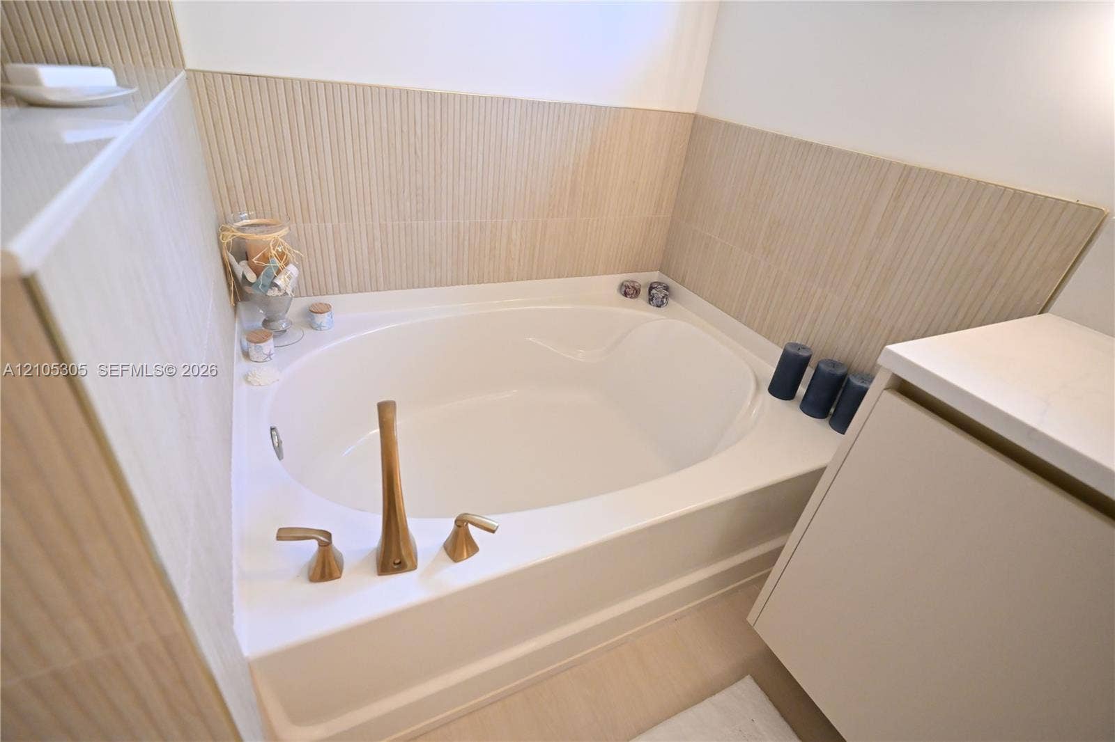 Built-in corner soaking tub with a deck-mounted faucet set