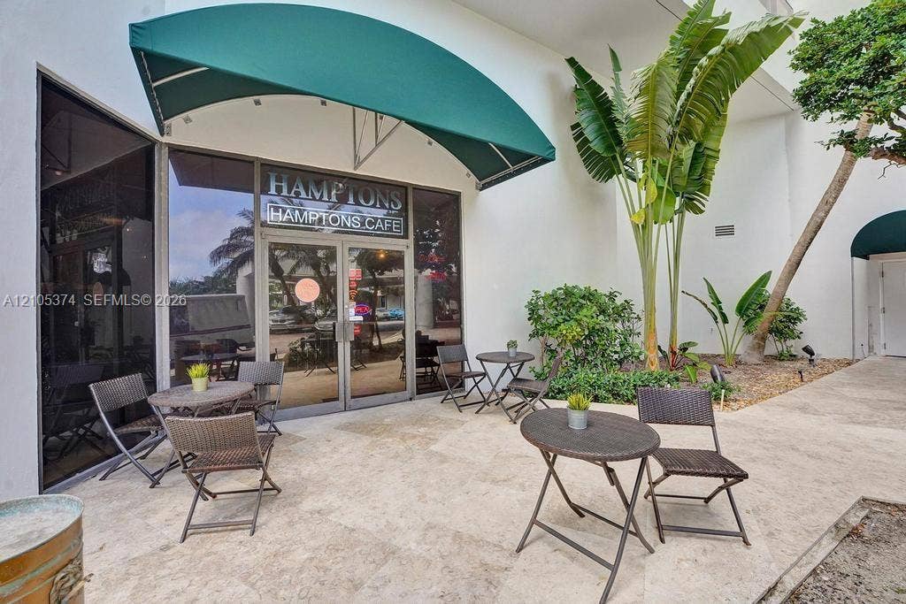 20281 E Country Club Drive, #2409, Aventura, FL 33180 Hamptons Cafe