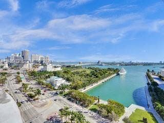 888 Biscayne Boulevard, #811, Miami, FL 33132 Expansive water feature, urban skyline, verdant landscape, visible roadways, distant bridge