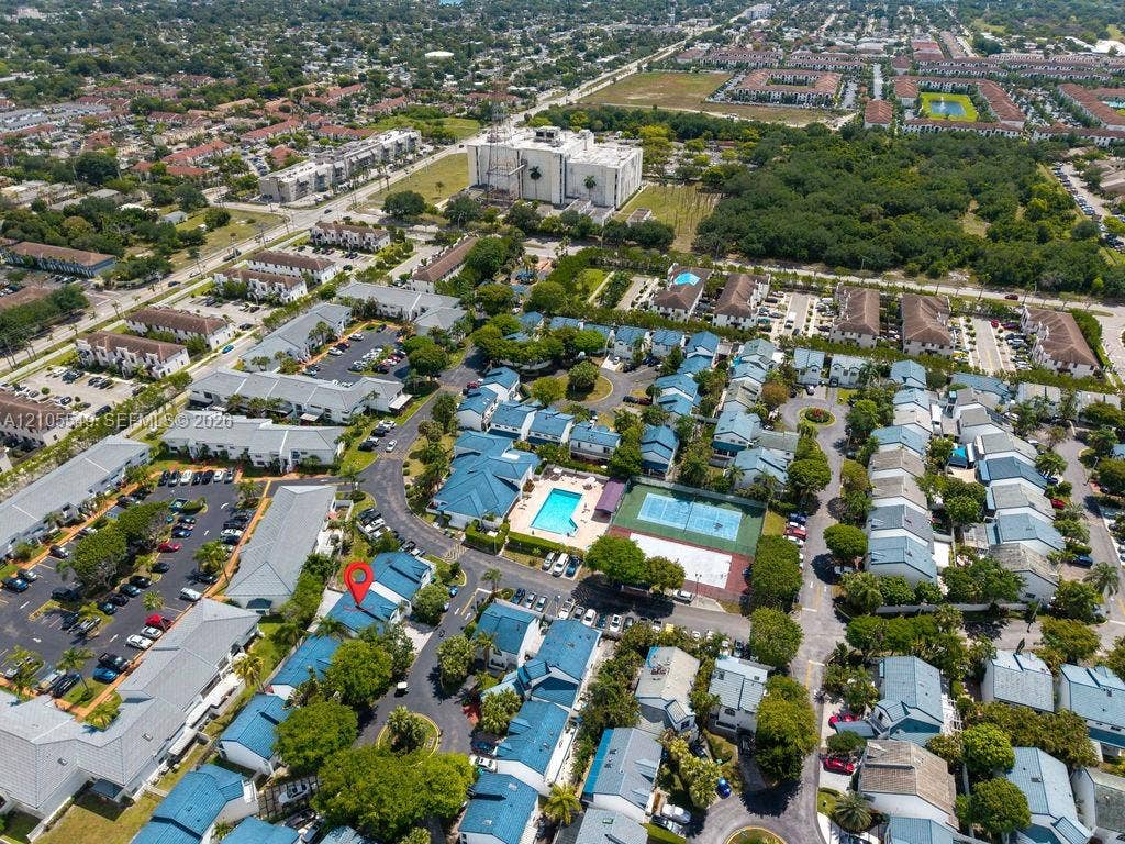 Community with a swimming pool and tennis court