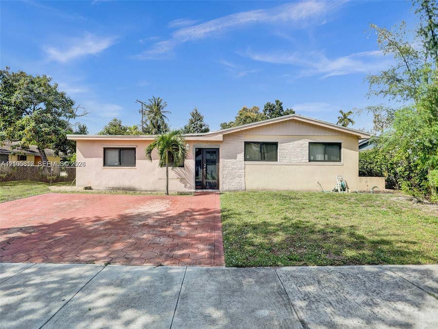 Property photo for 471 NE 180th Drive, North Miami Beach, FL