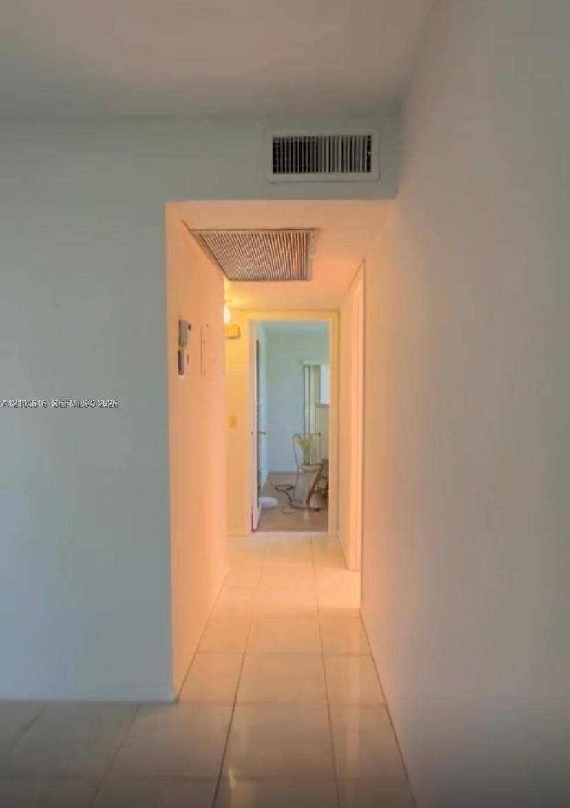 573 Durham U, #573, Deerfield Beach, FL 33442 Neutral wall finishes paired with large-format tile flooring